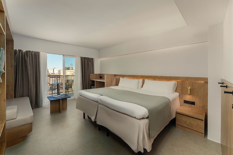 Standard Double room with balcony and with partial sea view