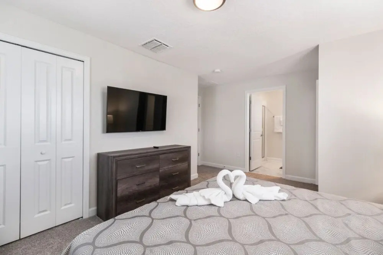 8945 SD - Elegant 5-bed Townhome, Private Pool