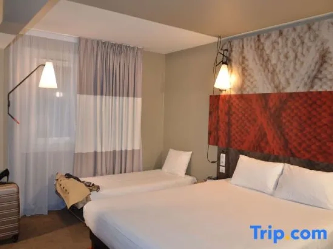 Standard Quadruple Family Suite
