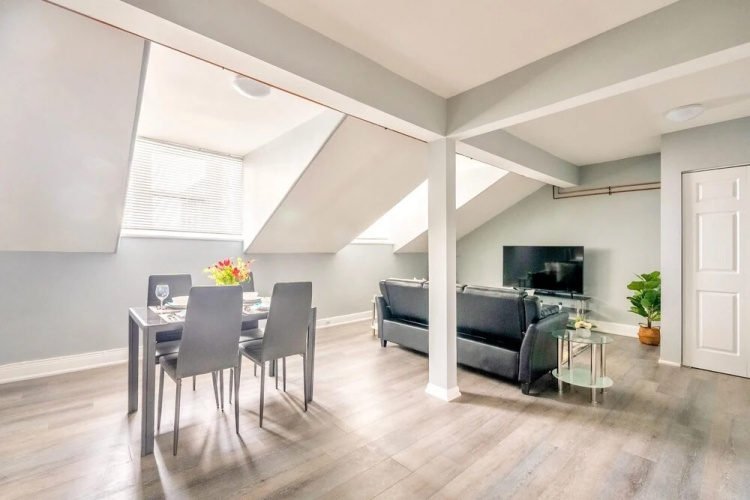 Charming 2BR Apartment In Downtown Hamilton