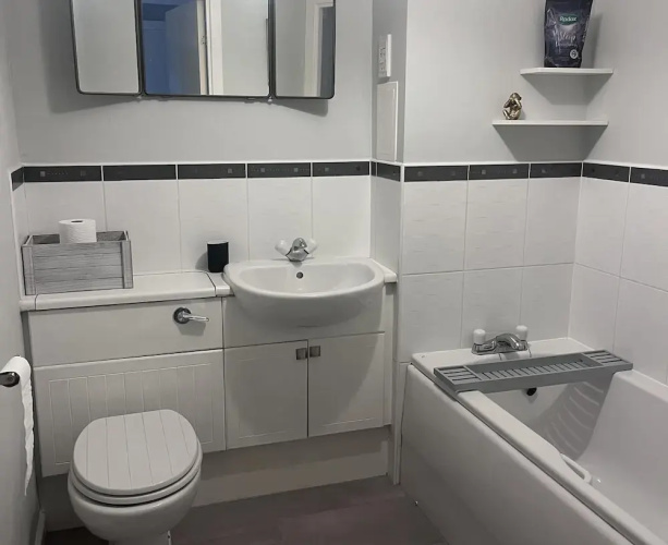 2 Bed Flat - Sleeps 4 - Pets - Parking - Wifi