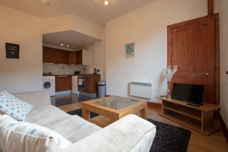 1 Bedroom Flat In Broughton