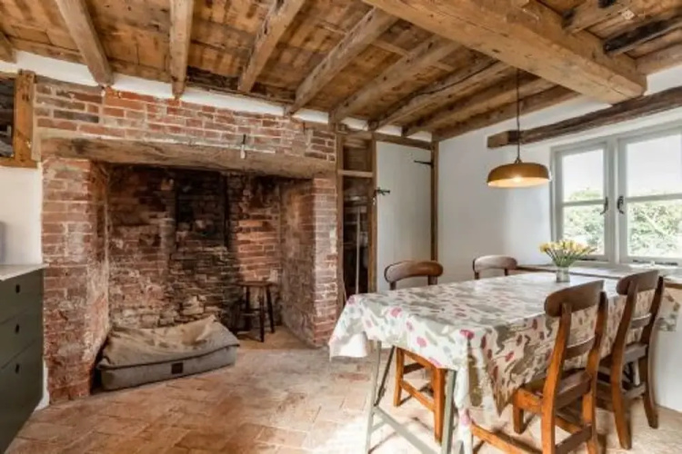 Host Stay White End