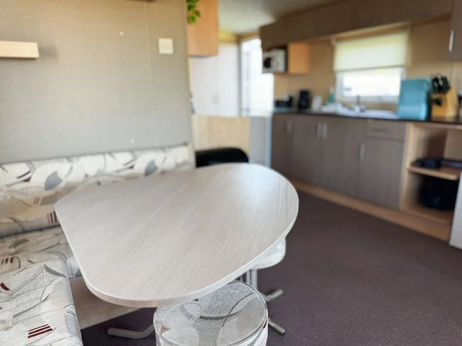 Beachside Caravan Retreat in Lowestoft Sleeps 4