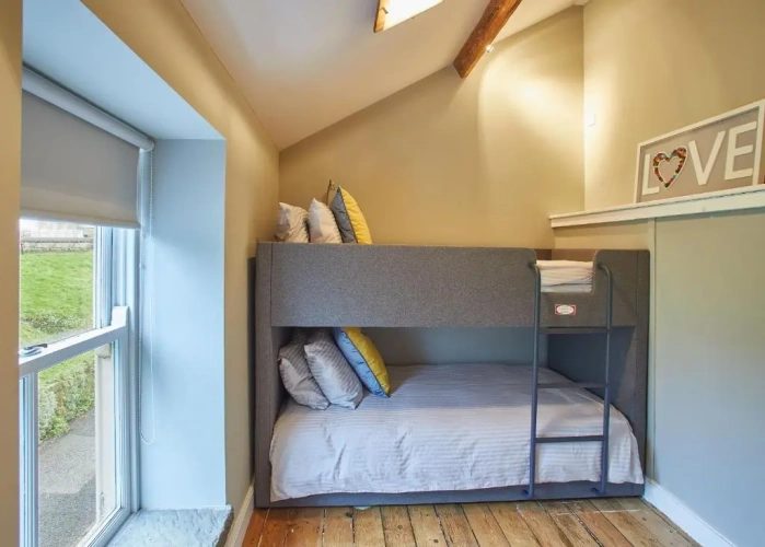 4 Bedrooms Cottage