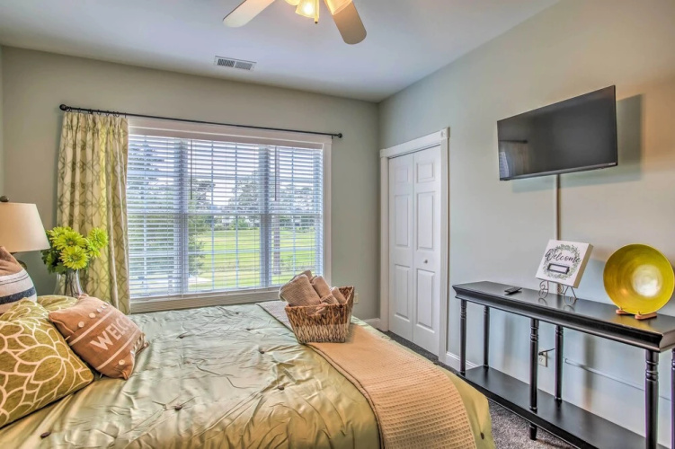 'No Rush Fore' Condo Near Beaches & Golfing!