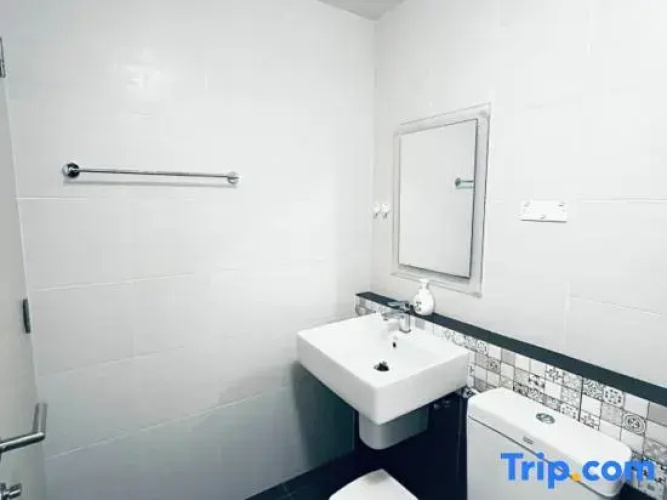 Studio Near Central Festival +Street Parking