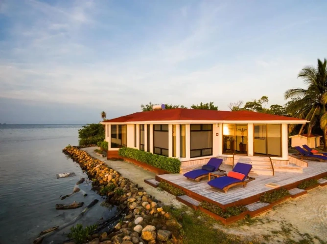 5 Bedrooms Villa