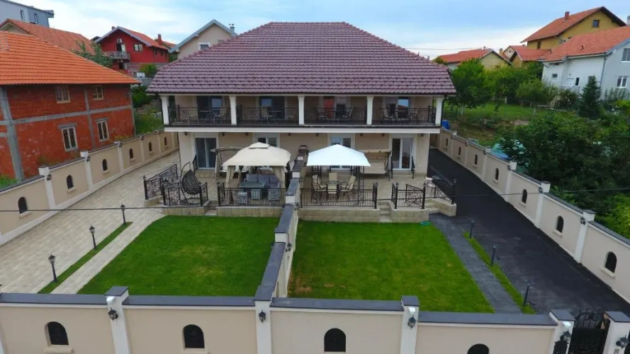 3 Bedrooms Apartment