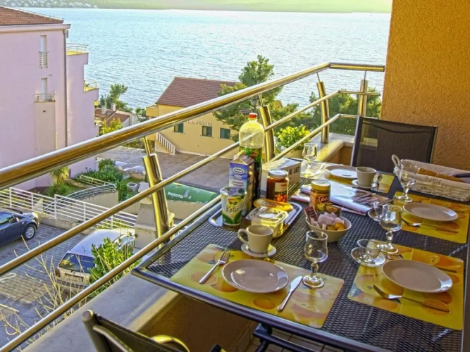 Apartment with sea view