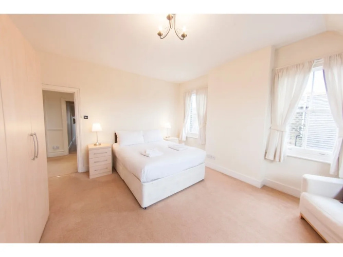 Bright, Airy 2BR Ealing Broadway Flat for 4