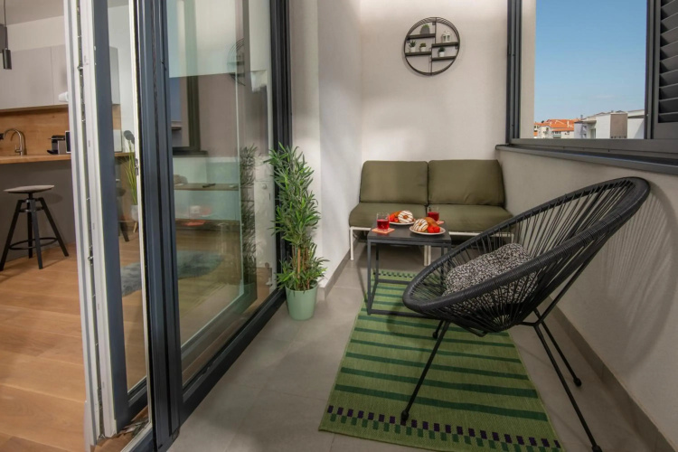 LUX 3 Bedroom Suite with FREE Private Parking