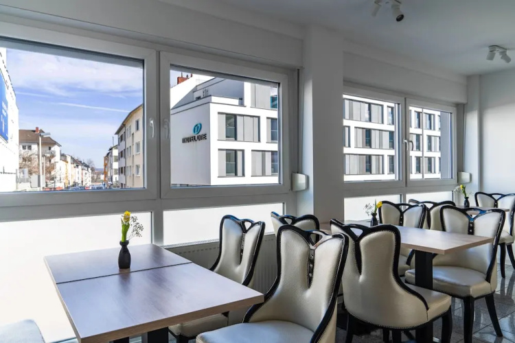 HOTEL83