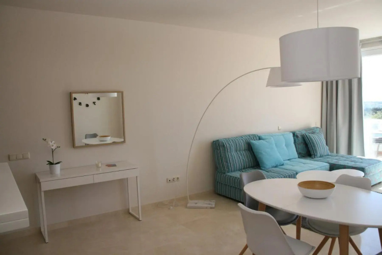 2152-Modern apt with private beach