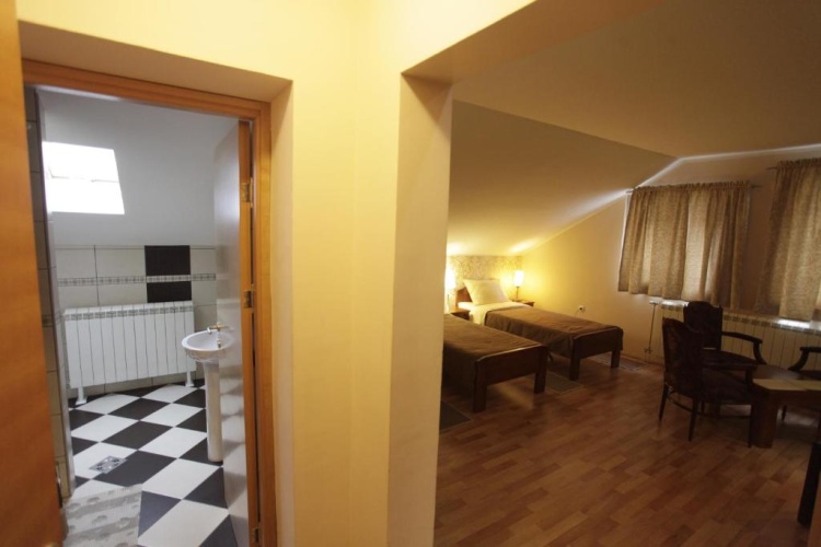 Standard Triple room