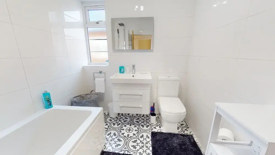 Immaculate 4-bed House in Romford