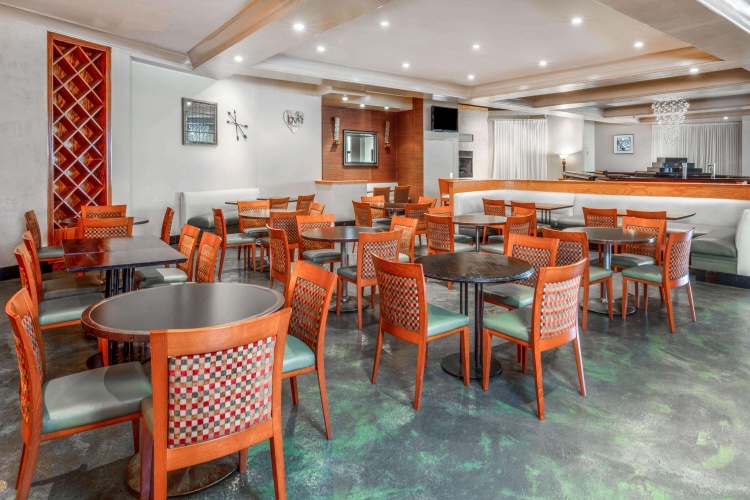 La Quinta Inn & Suites by Wyndham Secaucus Meadowlands photo 20