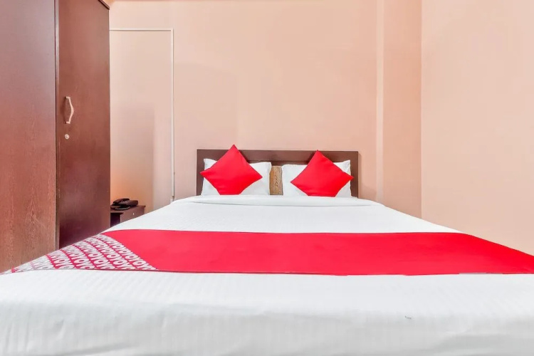 OYO 17177 Ams Hotel