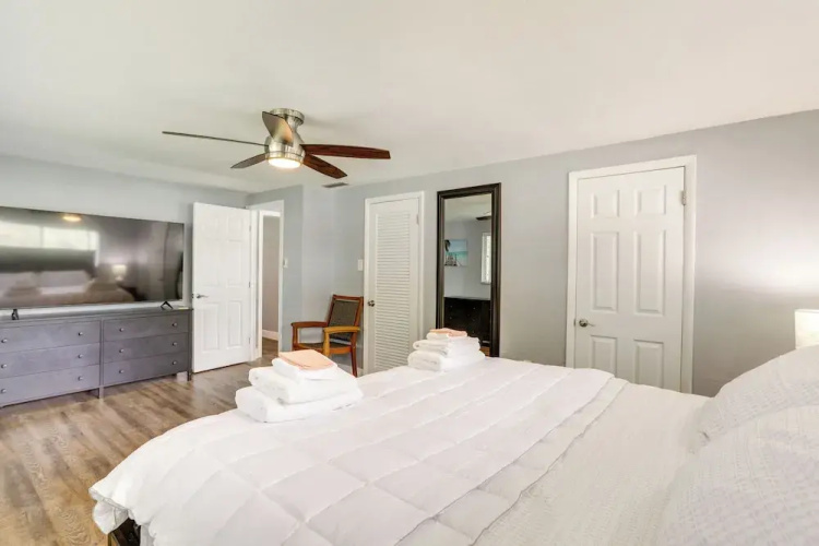 Bright Pinellas Park Getaway w/ Private Pool!