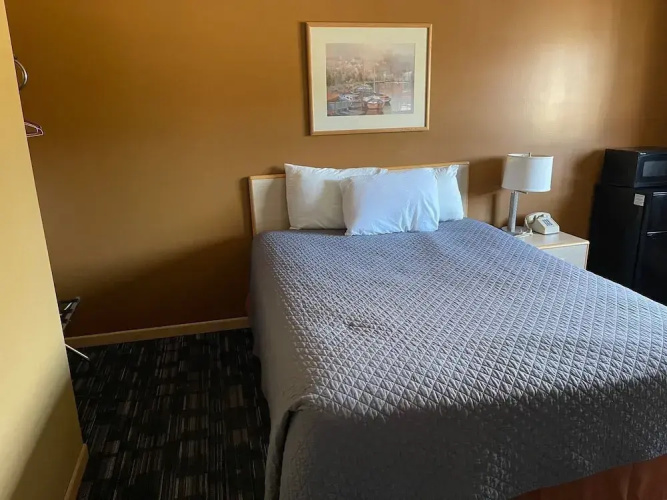 Lakeside Motor Inn