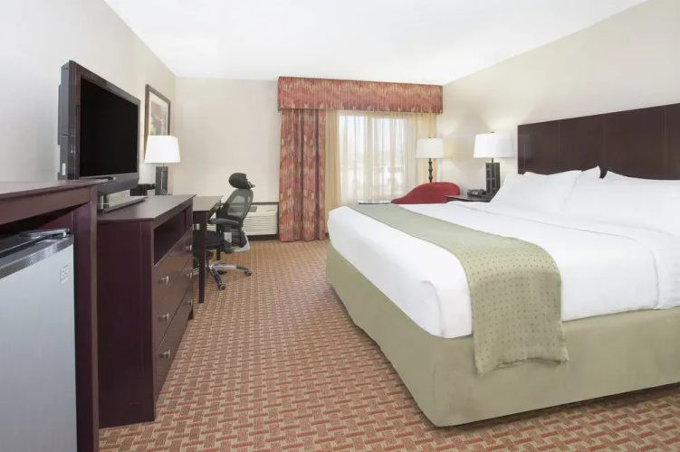 Holiday Inn Minot Riverside