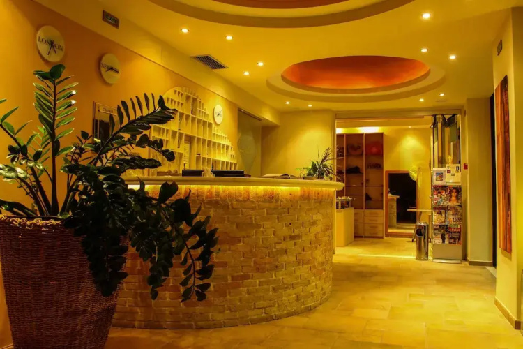 Hotel On The Rocks