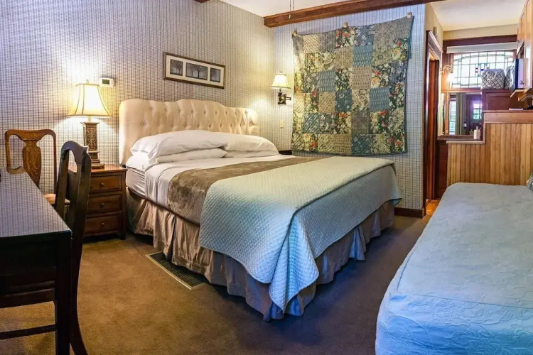 A Cowslip's Belle Inn