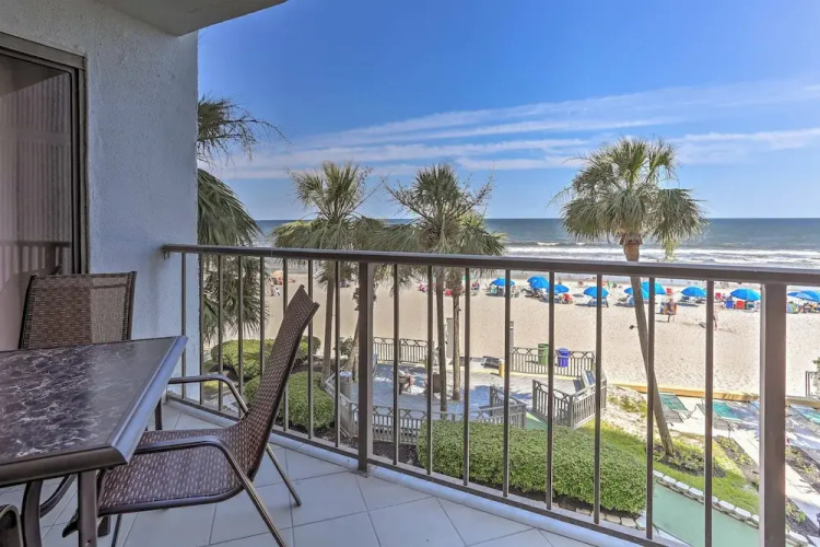 Chic Myrtle Beach Seaside Escape w/ Pool Access!