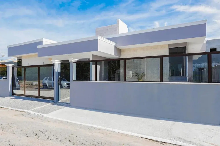 Casa Moderna em Condomínio de Canasvierias