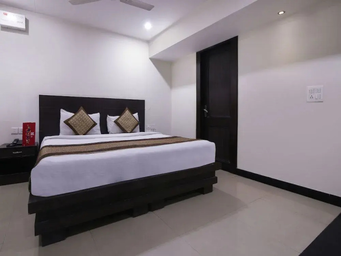 Capital O 9367 Hotel Agra Cantt