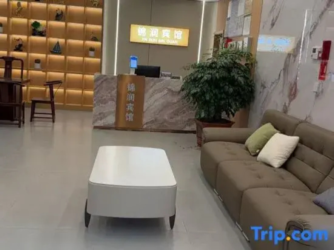 Longling Jinrun Hotel