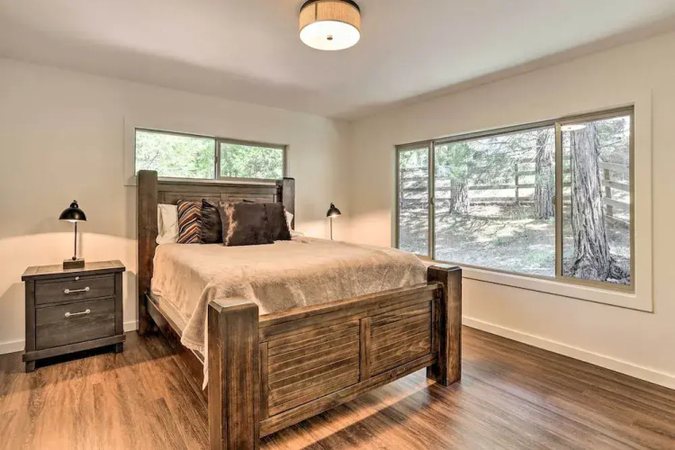 Spacious Lake Arrowhead Cabin w/ Jacuzzi Spa!