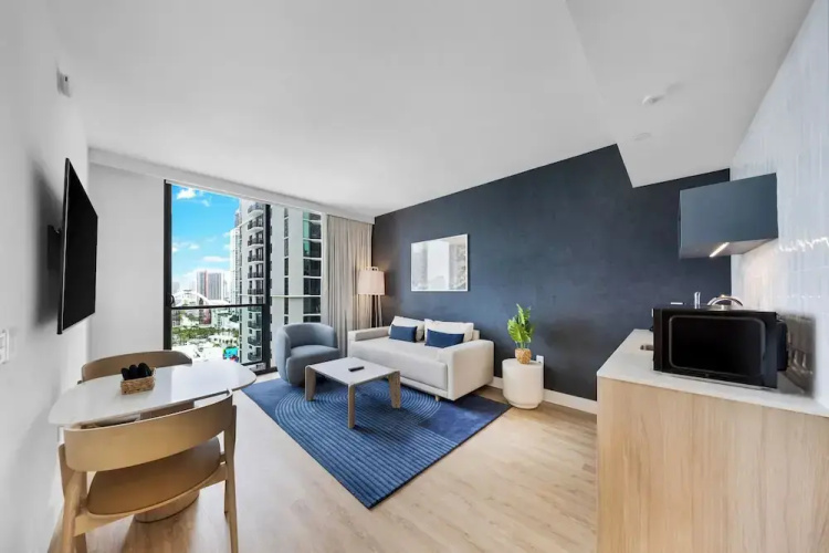 Chic Downtown 1BR with Stunning Views