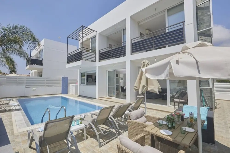 3 Bedrooms Villa