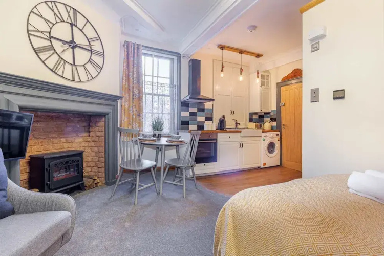 Host Stay Merchant House Studio