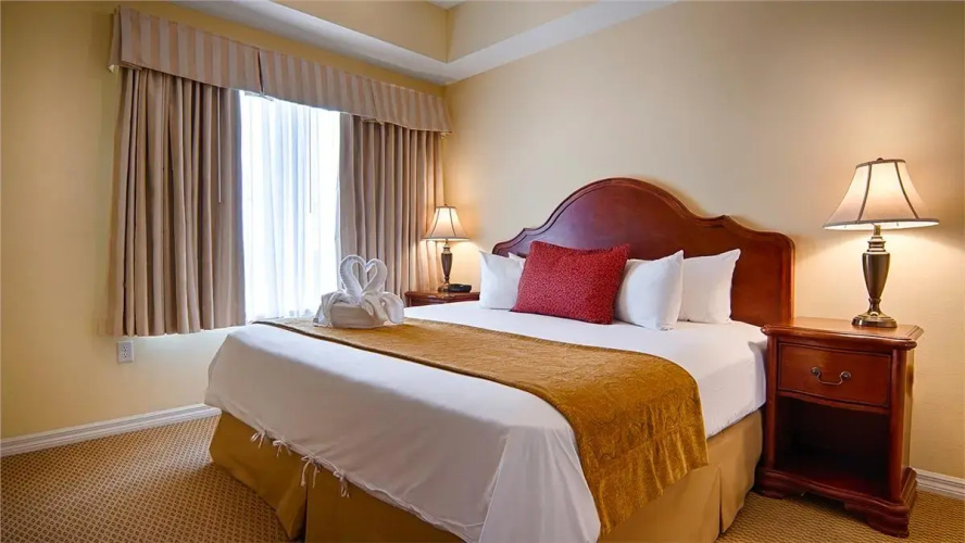 The Point Hotel & Suites