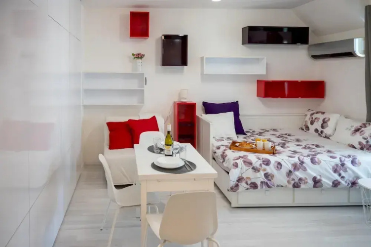 Colorful Studio With Balcony - Free Parking