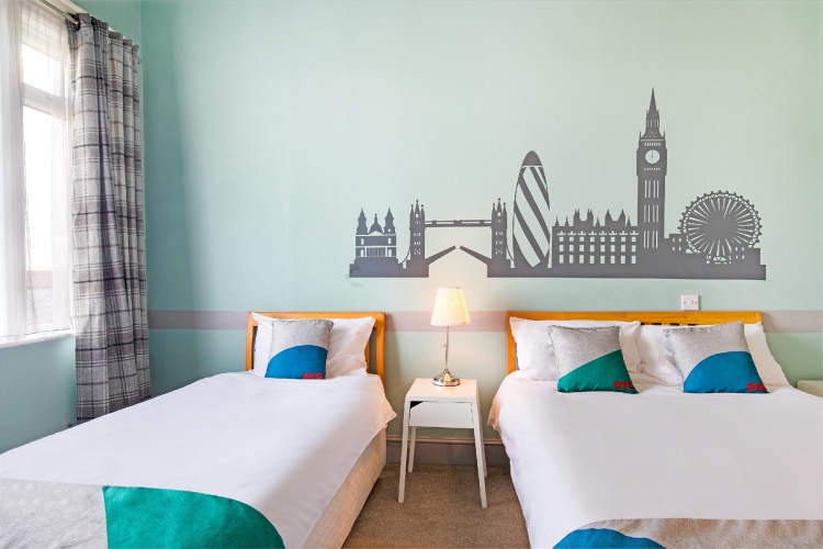 Standard Triple room