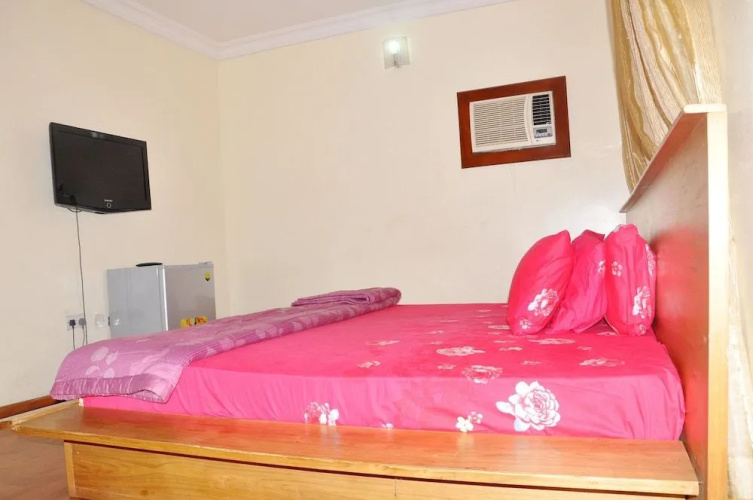 Hotel 100% and Suites