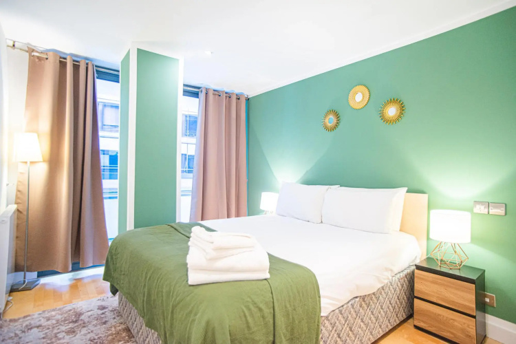 Spacious One Bed Apartment w Balcony in Farringdon