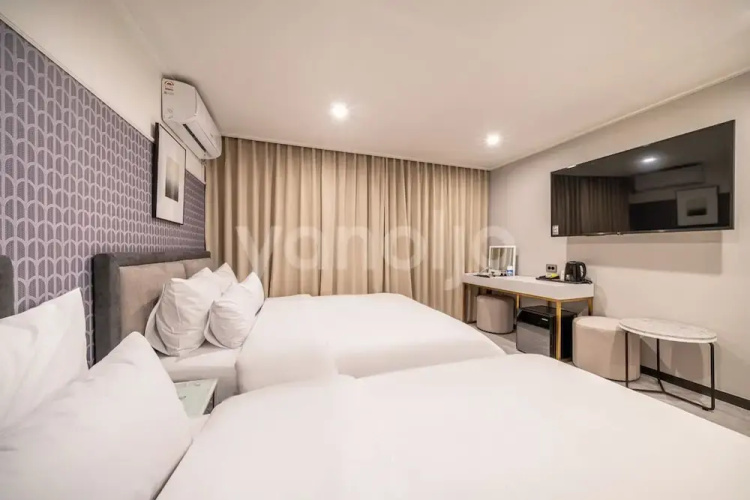 Brown-Dot Hotel