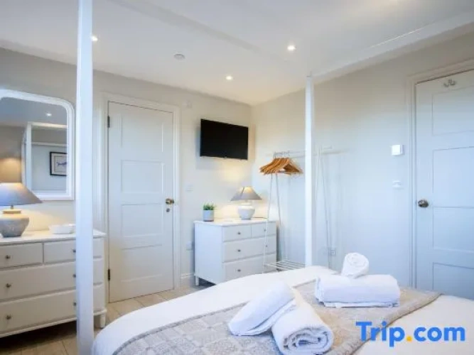 3 Bedrooms Apartment