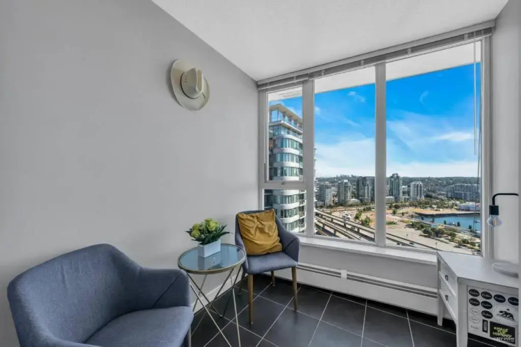 Spacious DT 2-BDR High-rise with view, pool, gym