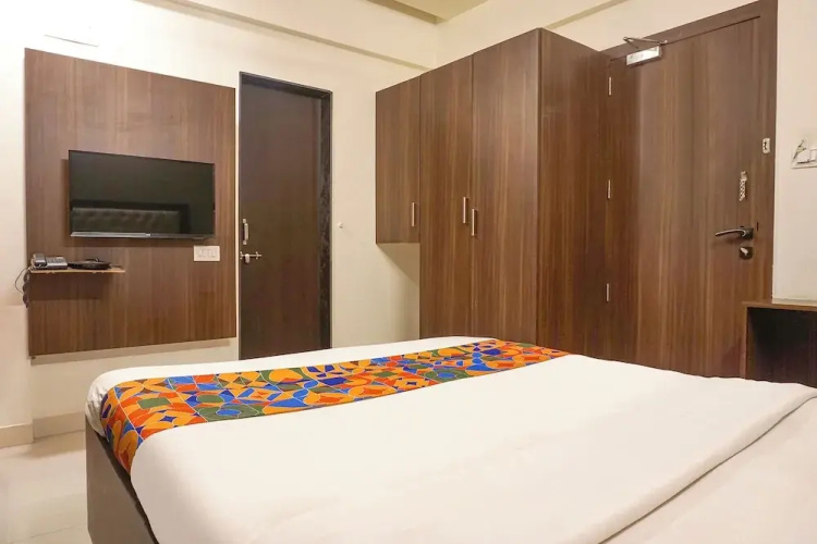 FabHotel Executive Pearl Inn - Nr. Twin tower