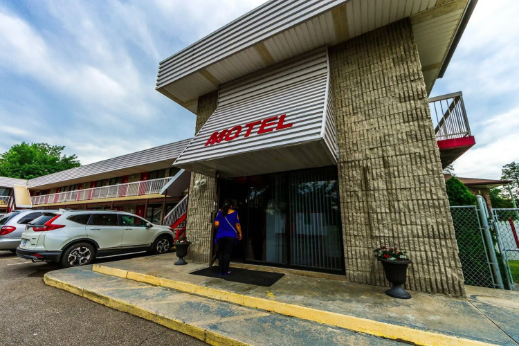 New Plaza Motel