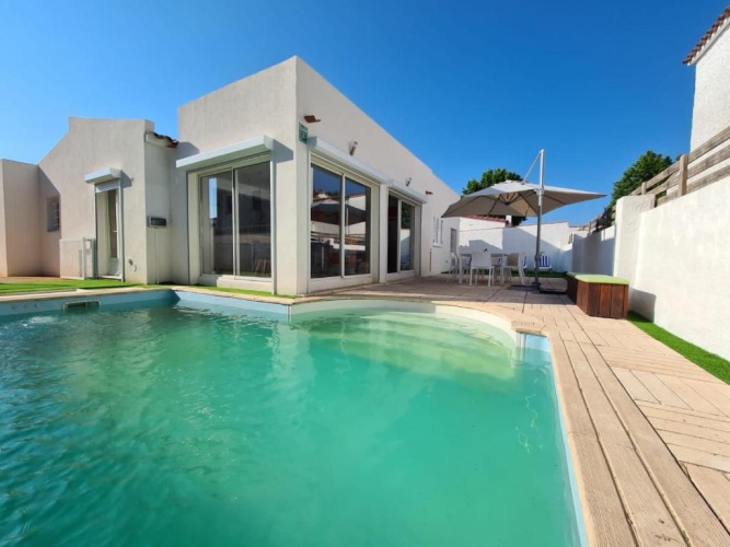 4 Bedrooms Cottage