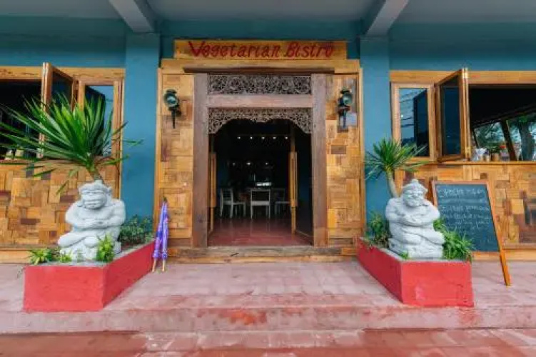 Chakra Backpacker Hostel & Vegetarian Bistro