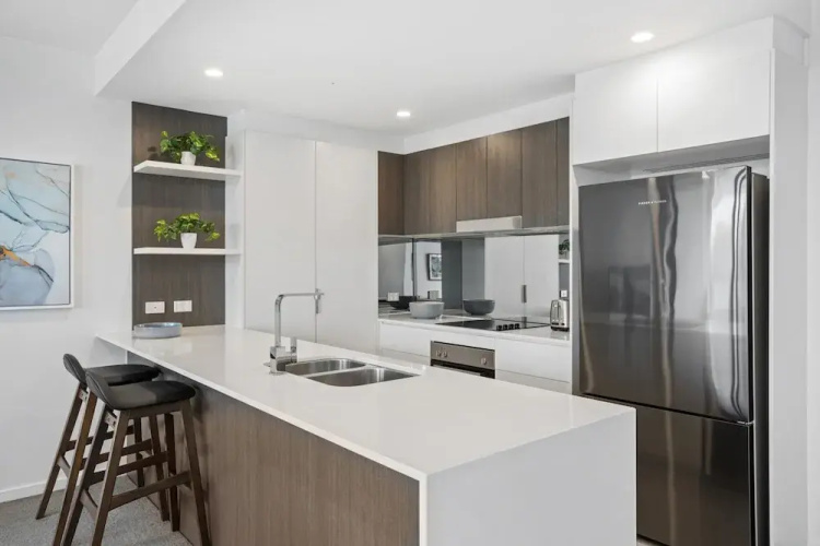 Sleek 2-bed With Balcony and Communal BBQ Area