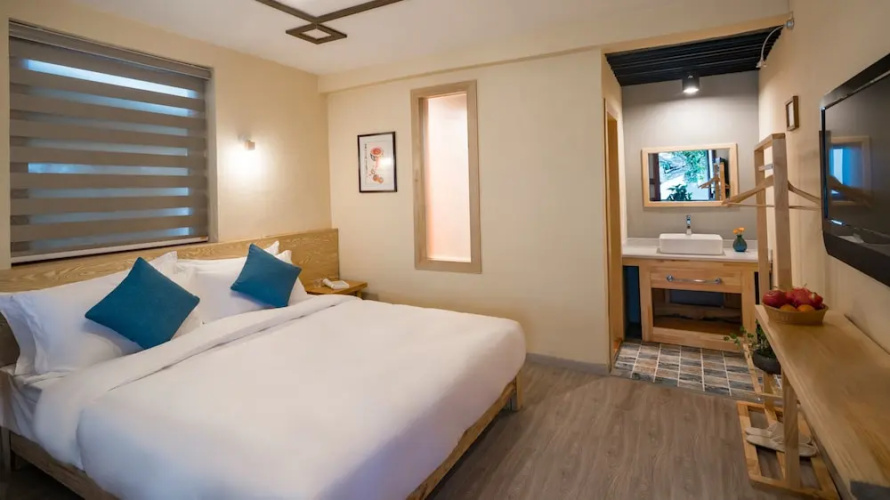 Floral Joy Cat Hotel