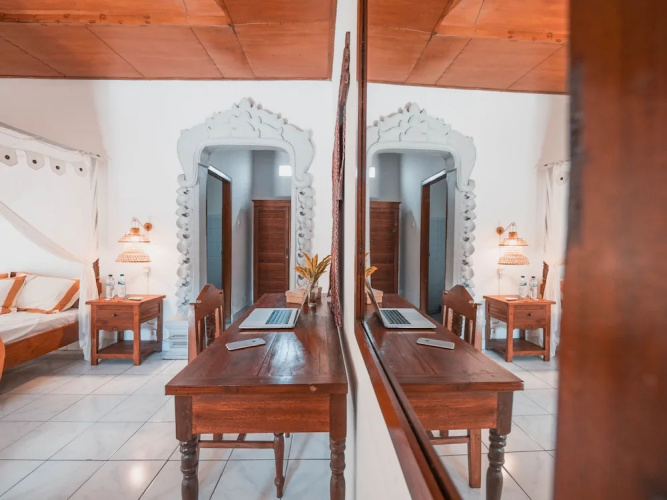 Lovina Palace